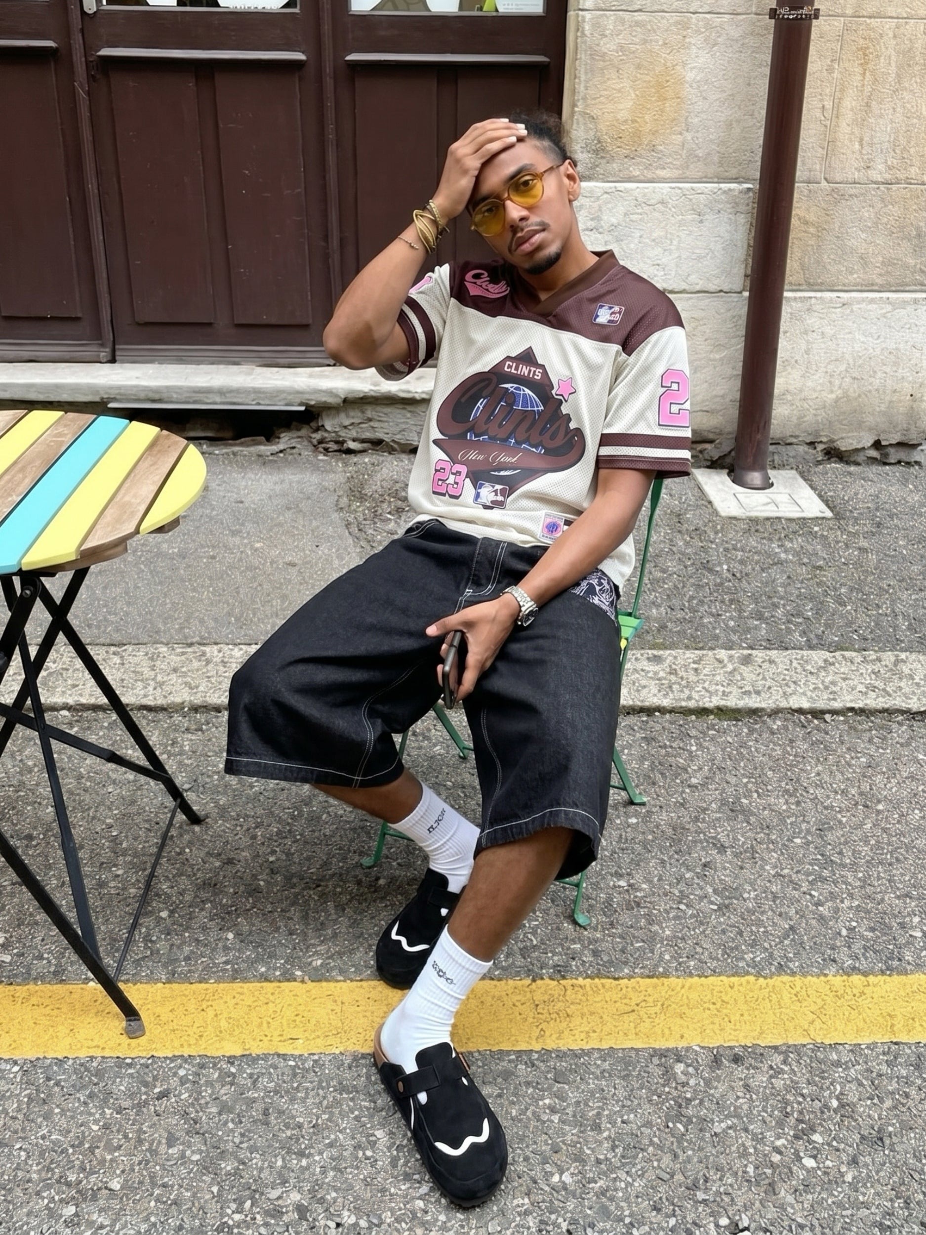 Wavey Clogs porté en look streetwear